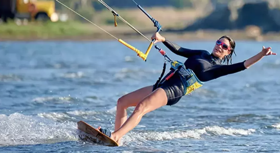 amerika da yasayan ayca varlier turkiye ye dondu kitesurf keyfi gundem oldu